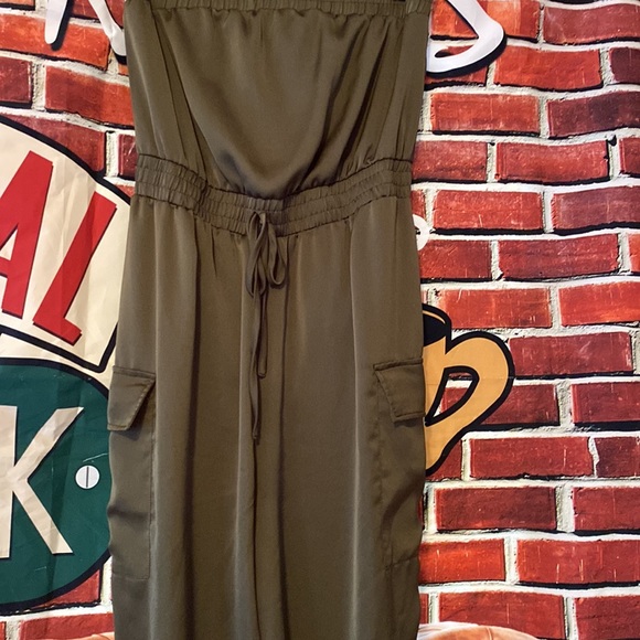 • LULUS• Nieva Olive Green Satin Strapless Cargo Jumpsuit Size medium - Picture 4 of 10